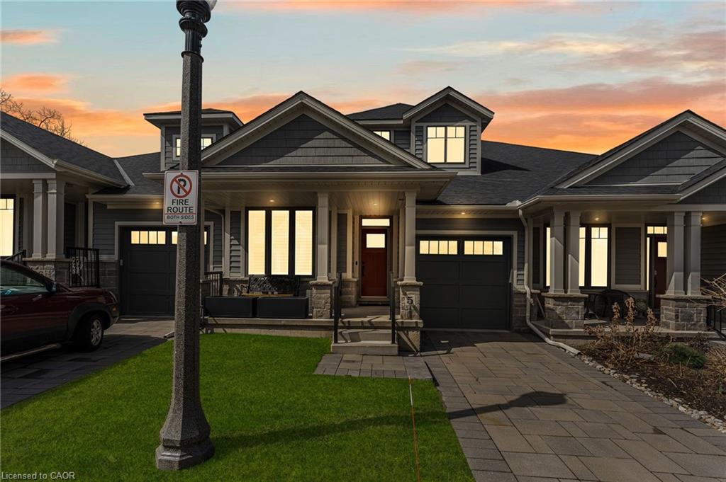 5-2848 King Street Property Photo 1