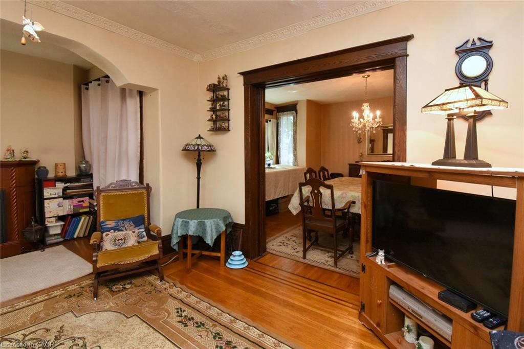 12 Leinster Avenue S Property Photo 10