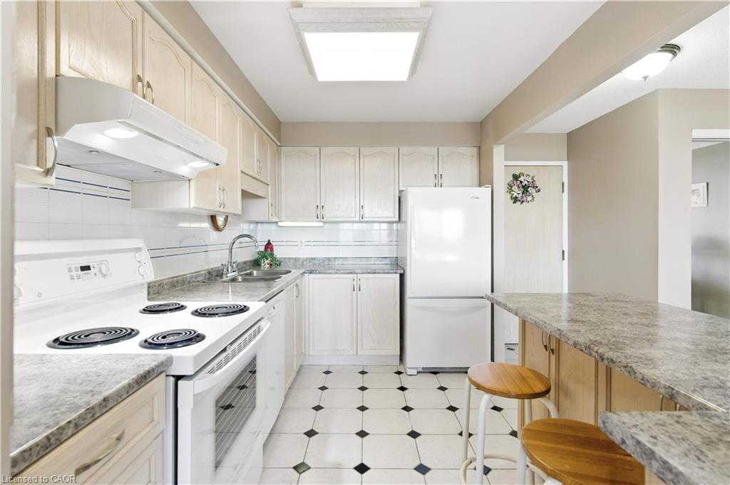 807-9 Bonheur Court Property Photo 11