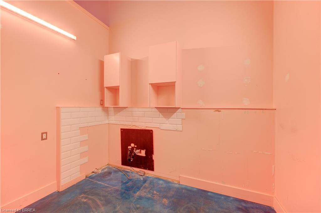13-320 Colborne Street W Property Photo 13