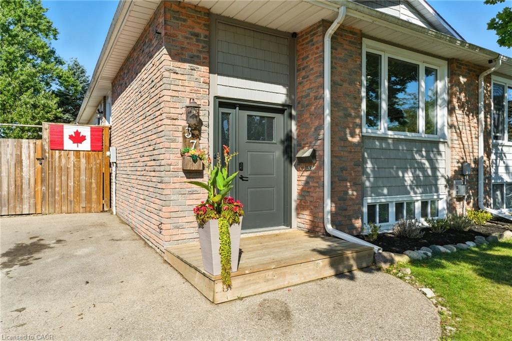 37 Maple Crescent Property Photo 1