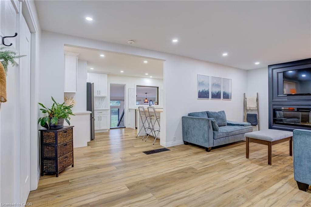 6461 Dickenson Road E Property Photo 9