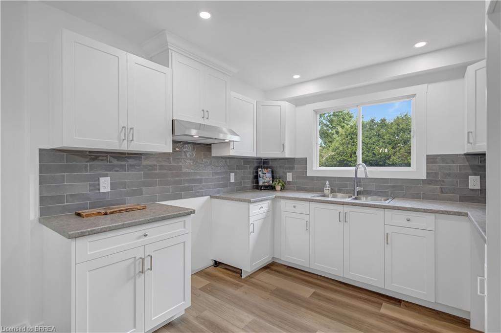 20b-34 Oakhill Drive Property Photo 8