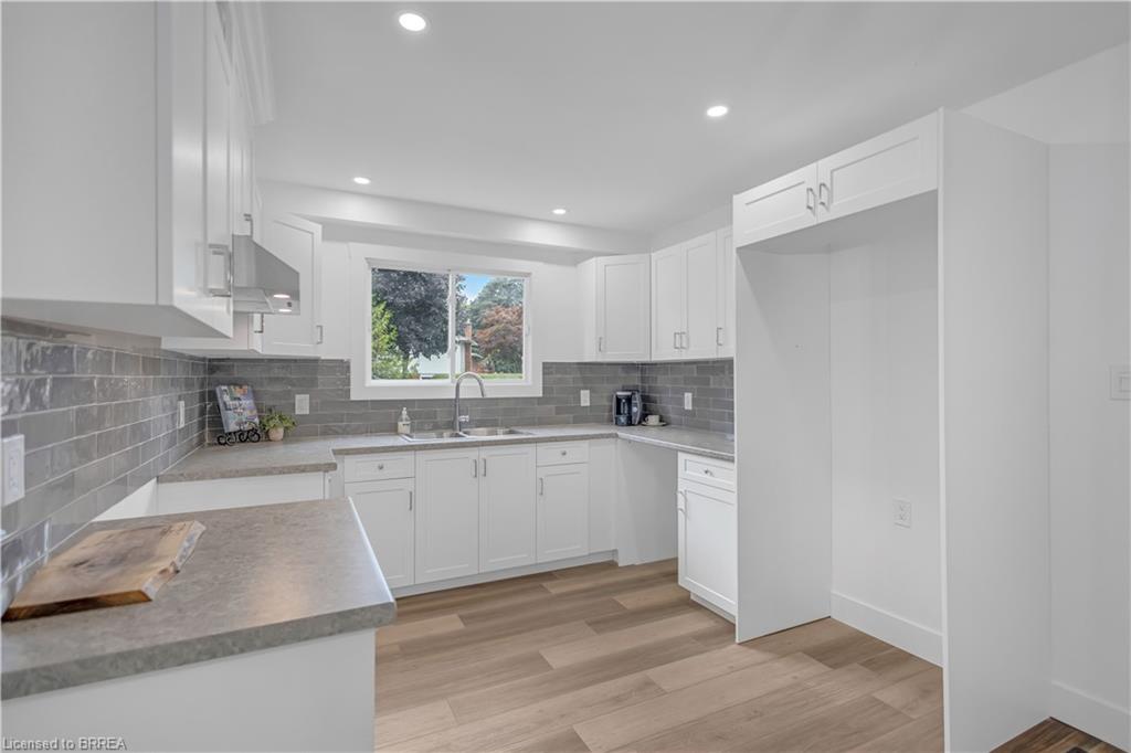 20b-34 Oakhill Drive Property Photo 9