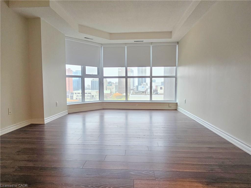 11e-67 Caroline Street S Property Photo 5