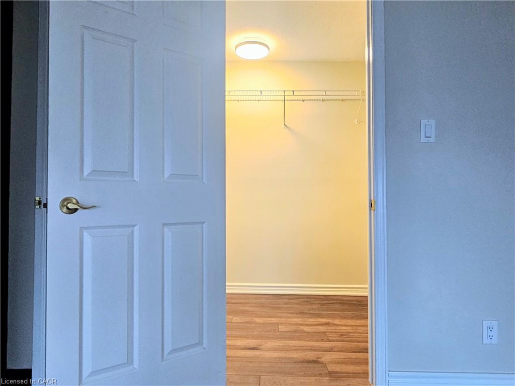 11e-67 Caroline Street S Property Photo 7