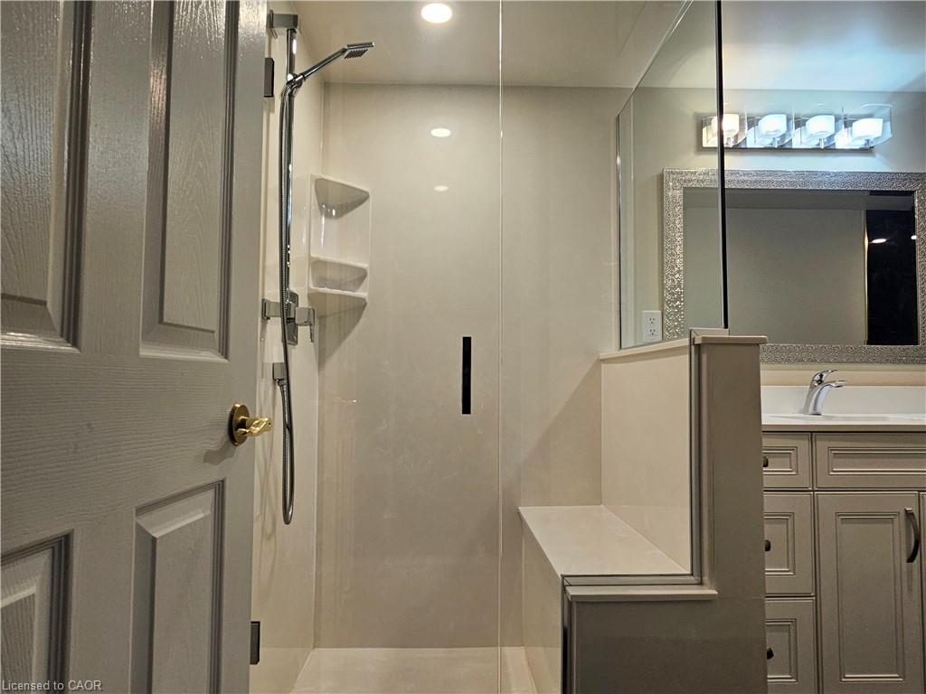 11e-67 Caroline Street S Property Photo 8