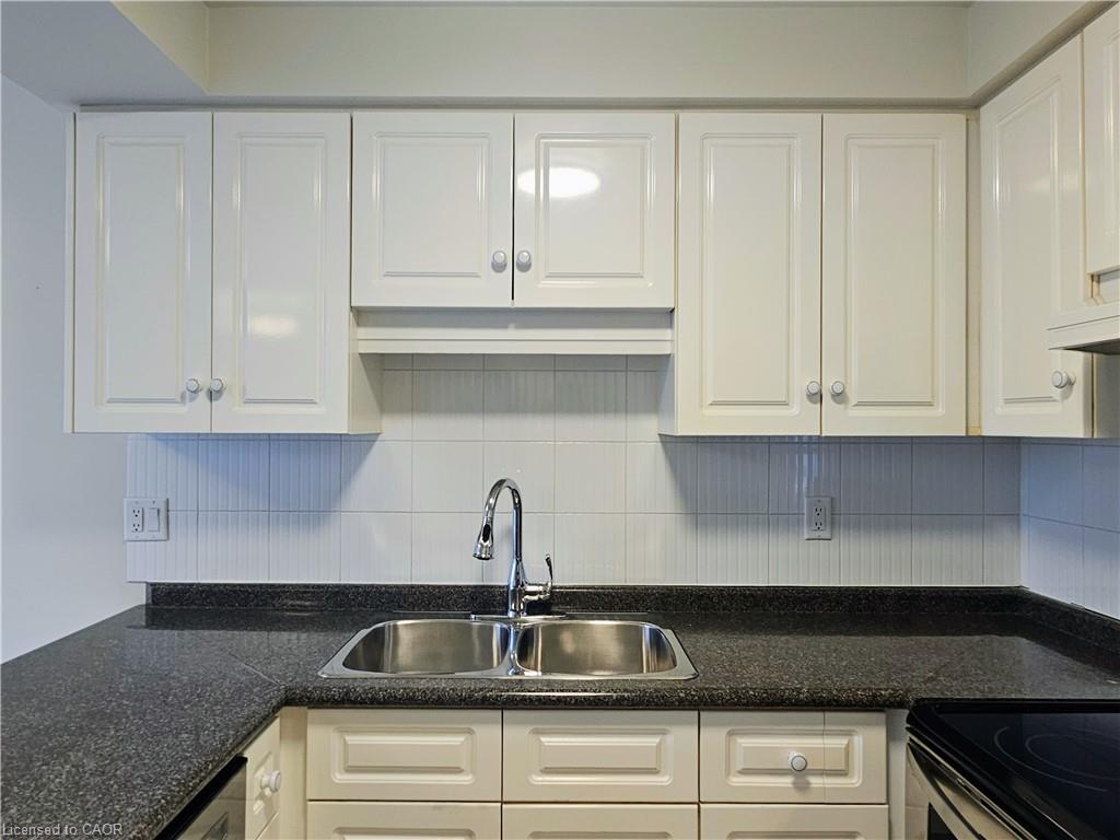 11e-67 Caroline Street S Property Photo 12