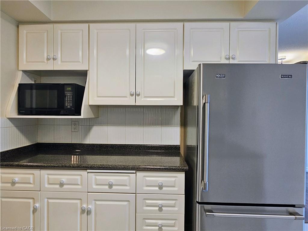 11e-67 Caroline Street S Property Photo 13