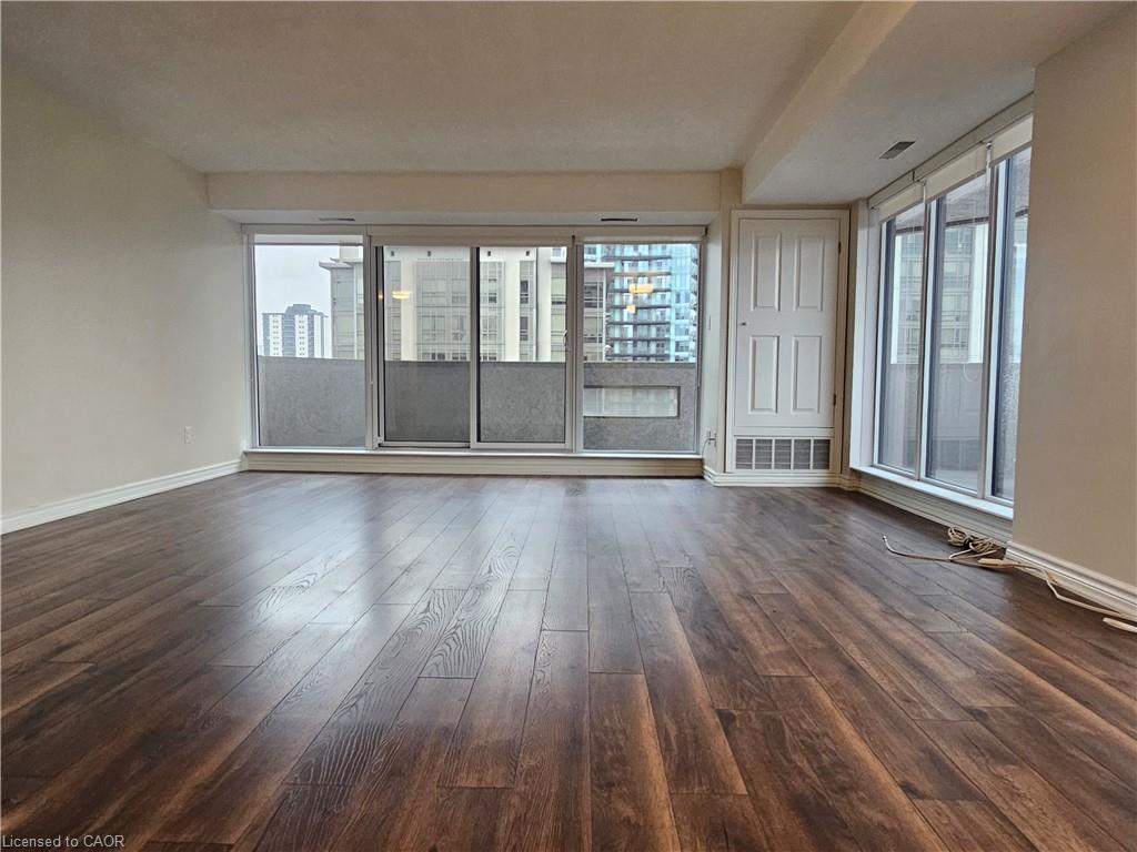 11e-67 Caroline Street S Property Photo 16