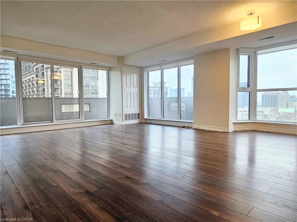 11e-67 Caroline Street S Property Photo 17