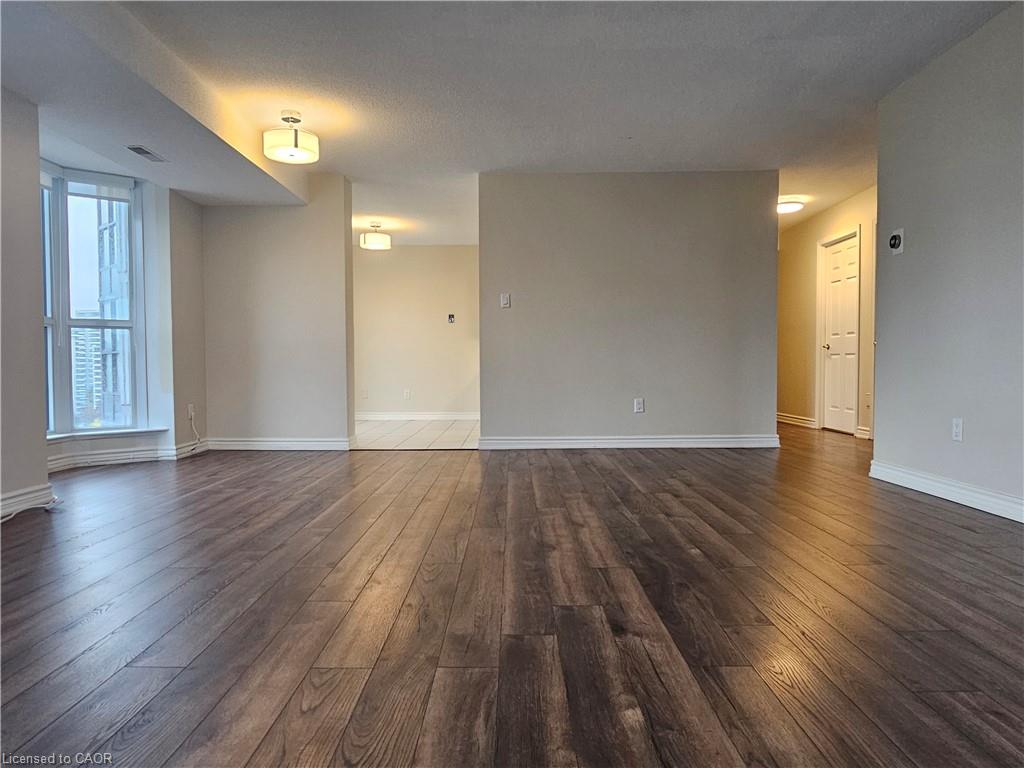 11e-67 Caroline Street S Property Photo 18