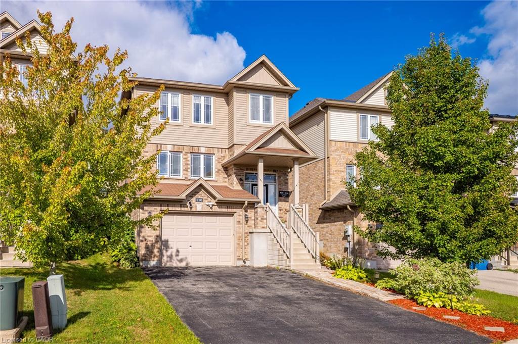 110 Oakes Crescent Property Photo 2