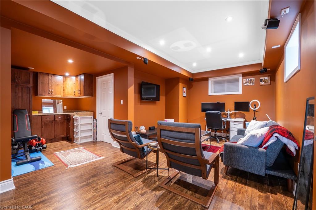 110 Oakes Crescent Property Photo 32