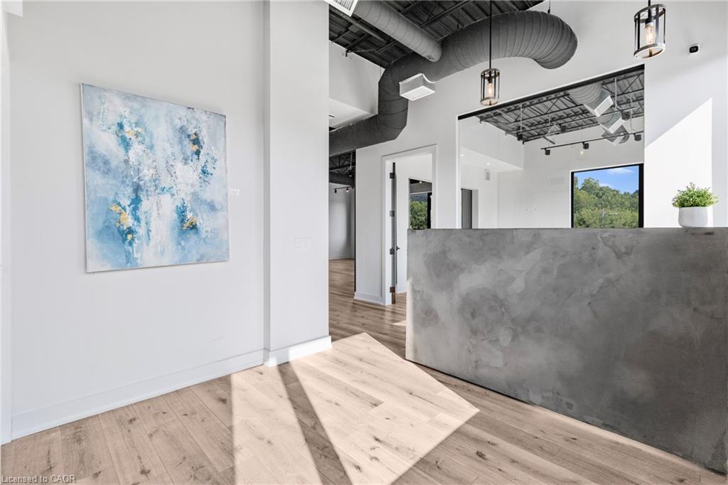 3-112 King Street W Property Photo 7