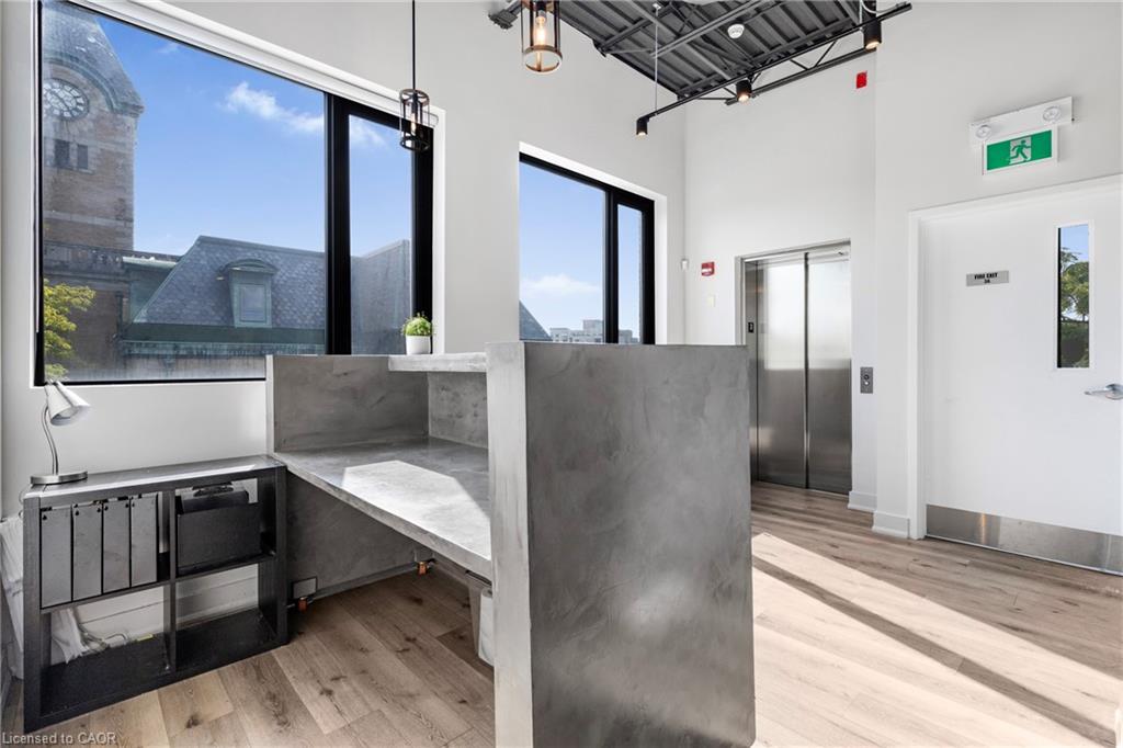 3-112 King Street W Property Photo 8