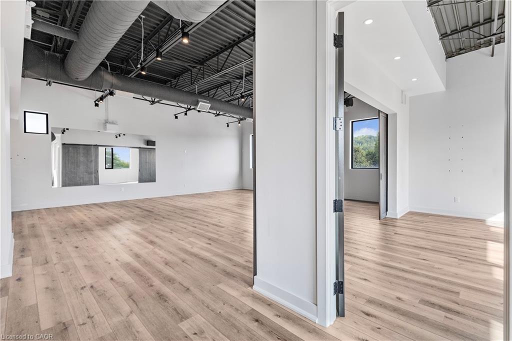 3-112 King Street W Property Photo 9