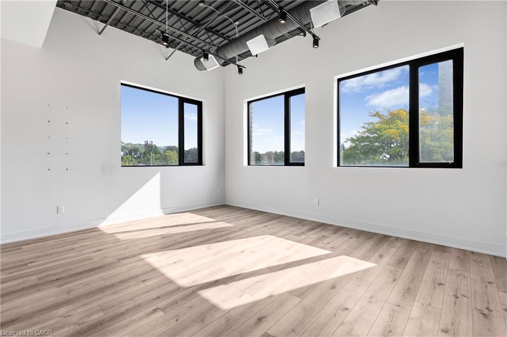 3-112 King Street W Property Photo 10