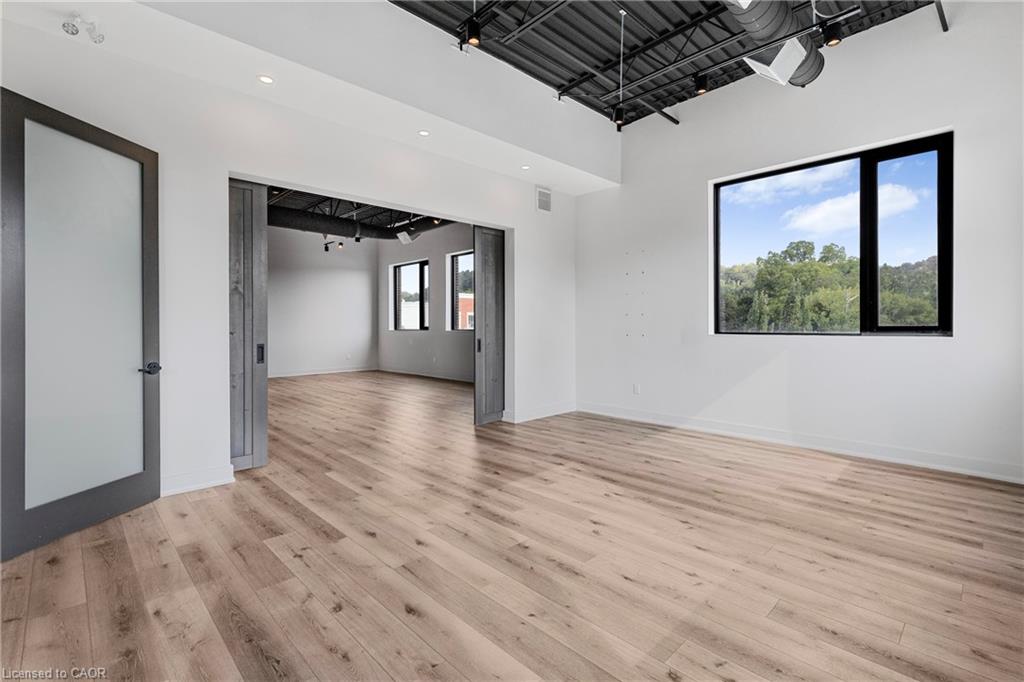 3-112 King Street W Property Photo 11