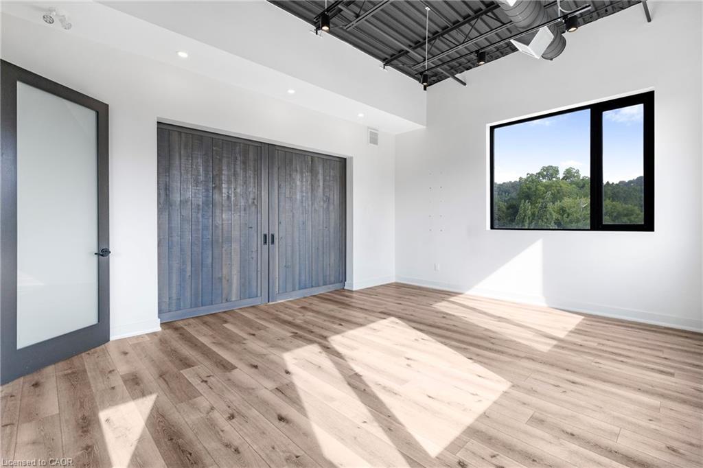 3-112 King Street W Property Photo 12