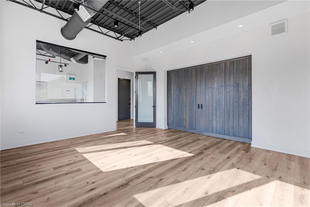 3-112 King Street W Property Photo 13