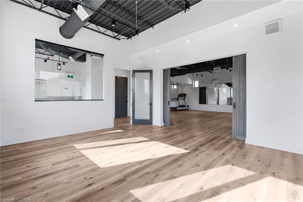 3-112 King Street W Property Photo 14