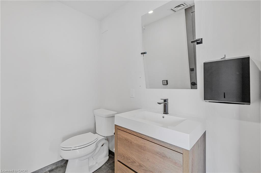 3-112 King Street W Property Photo 20