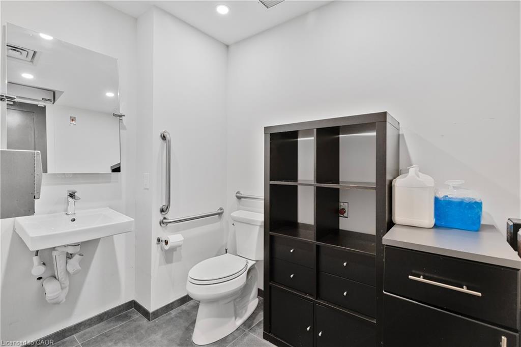 3-112 King Street W Property Photo 21