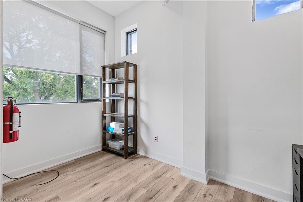 3-112 King Street W Property Photo 23