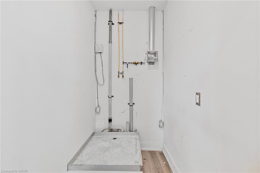 3-112 King Street W Property Photo 24