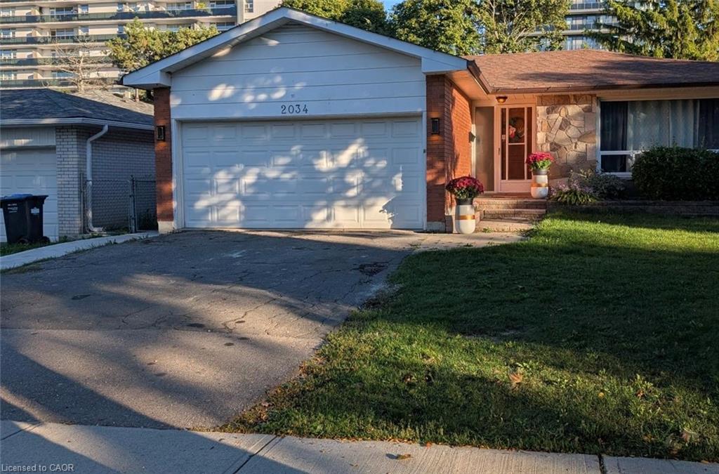 2034 Waycross Crescent Property Photo 1