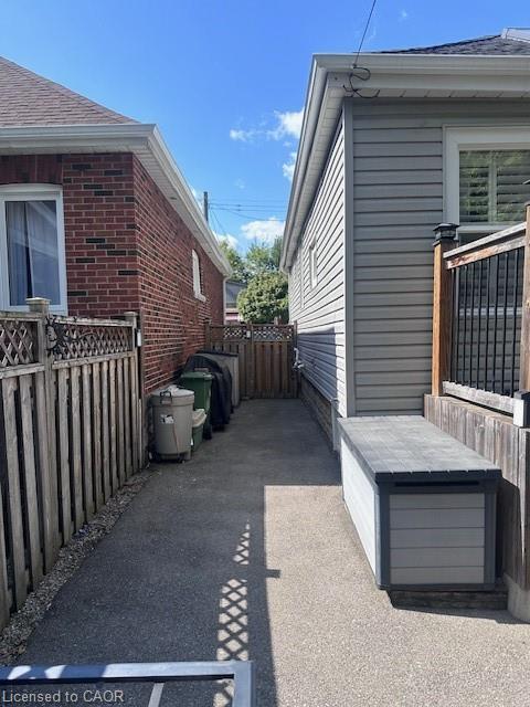 84 Barons Avenue N Property Photo 29