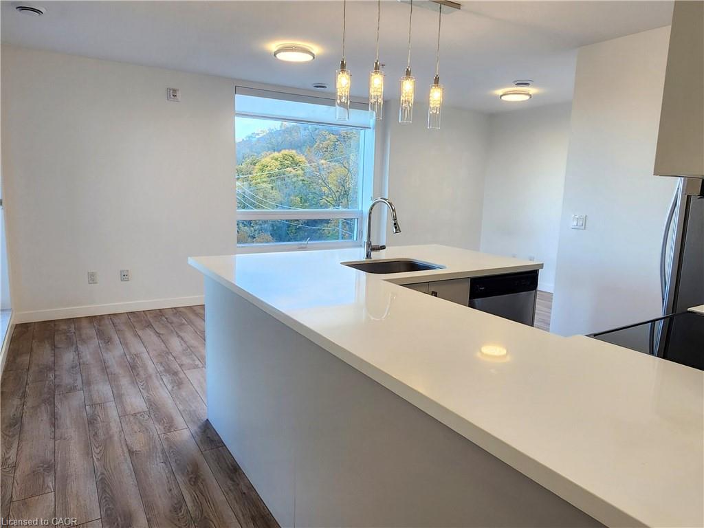 503-479 Charlton Avenue E Property Photo 8