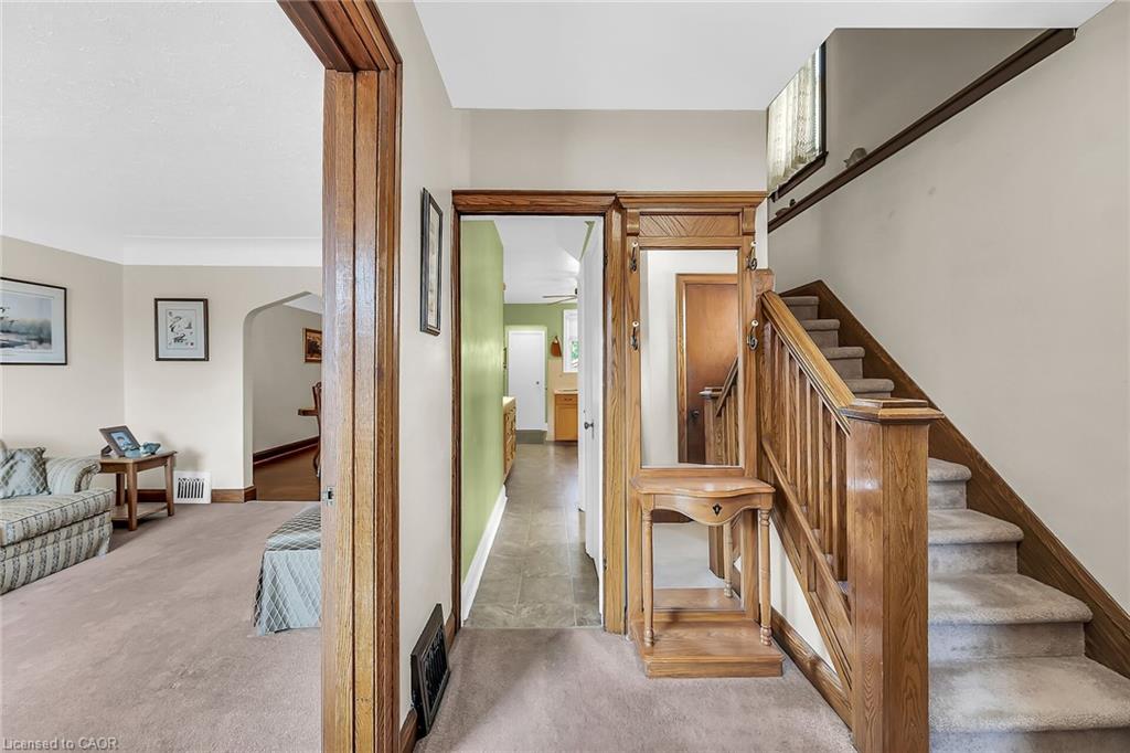 274 Ottawa Street S Property Photo 4