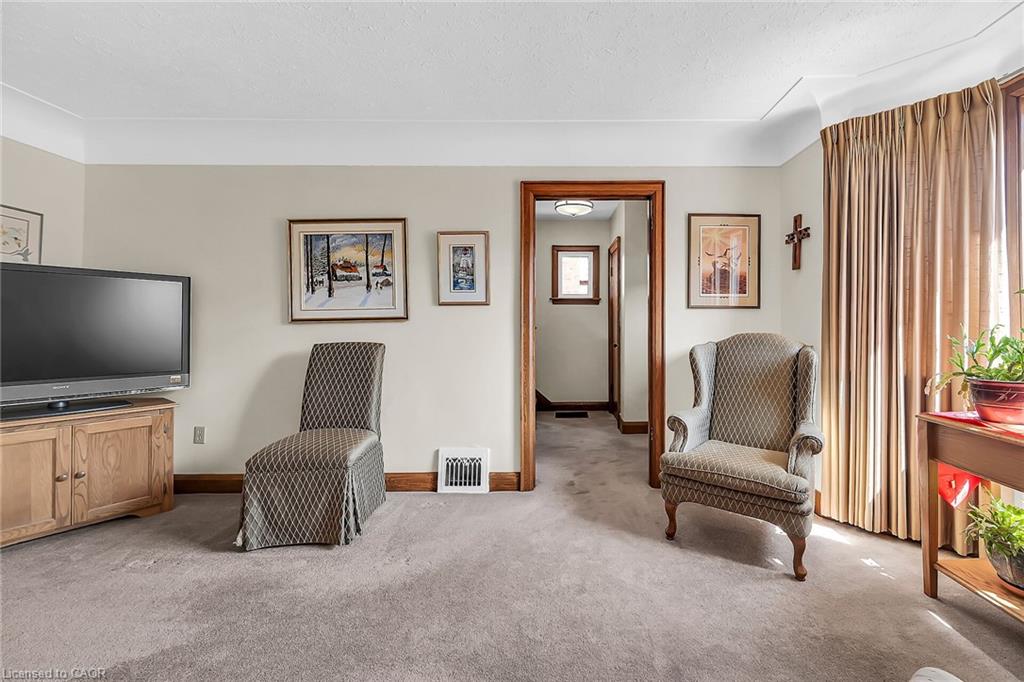 274 Ottawa Street S Property Photo 8