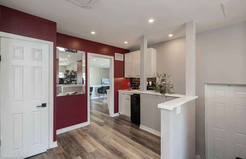 664 Upper James Street Property Photo 11