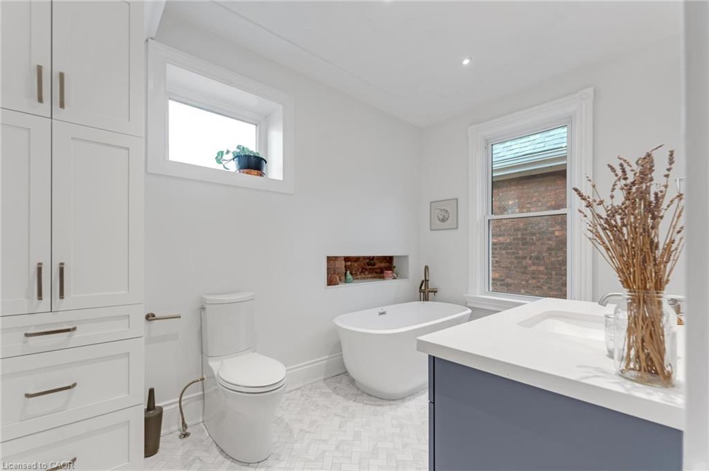 483 King William Street Property Photo 15