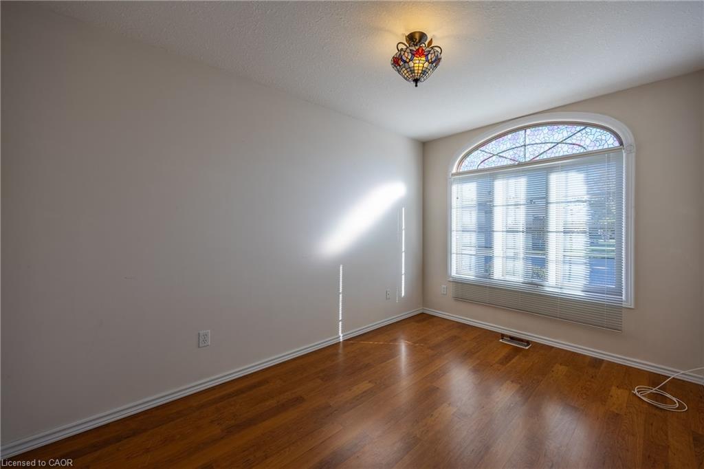 5-510 Queensway W Property Photo 5