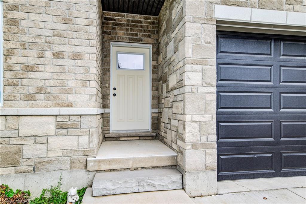 8-575 Albert Avenue N Property Photo 4