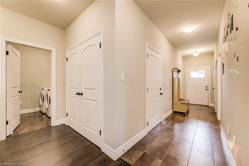 8-575 Albert Avenue N Property Photo 7