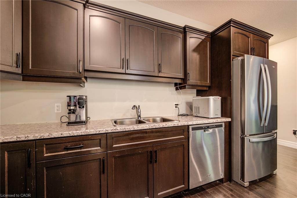 8-575 Albert Avenue N Property Photo 13