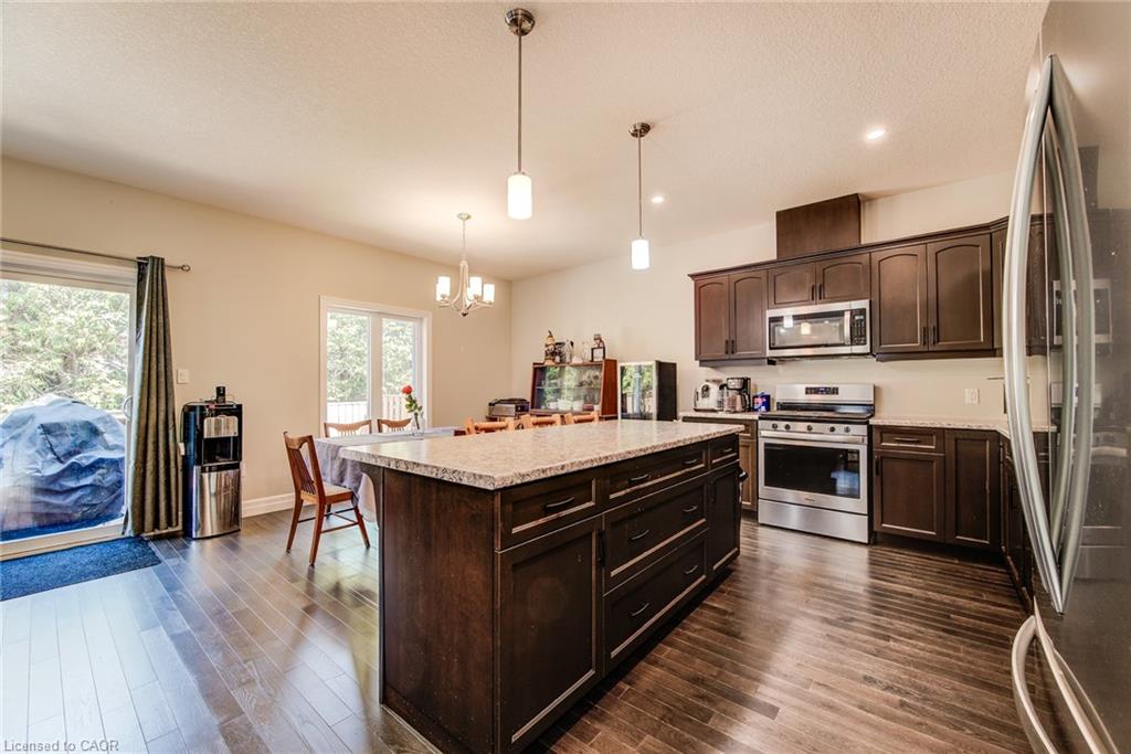 8-575 Albert Avenue N Property Photo 14