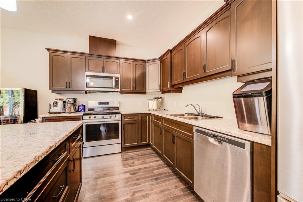 8-575 Albert Avenue N Property Photo 16