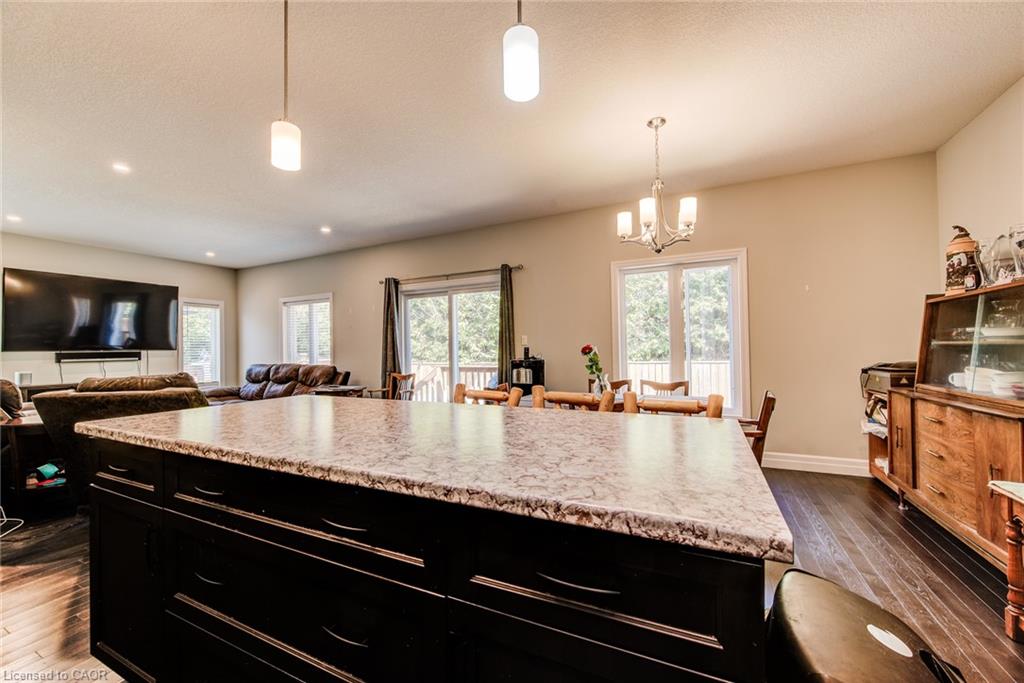 8-575 Albert Avenue N Property Photo 17