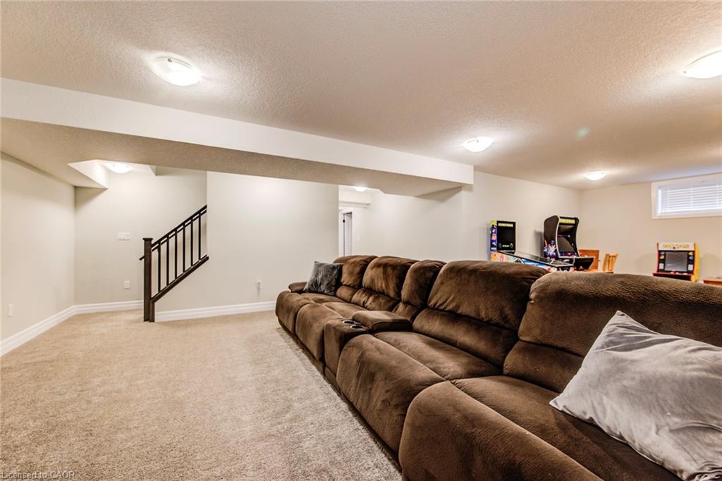 8-575 Albert Avenue N Property Photo 24