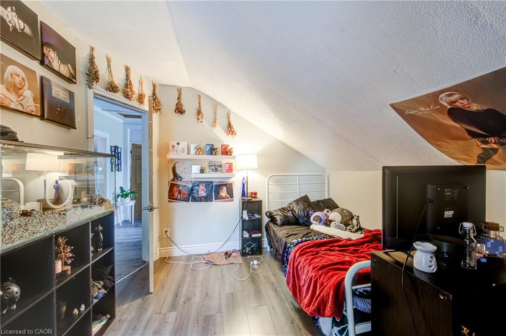 137 Wellington Street Property Photo 28