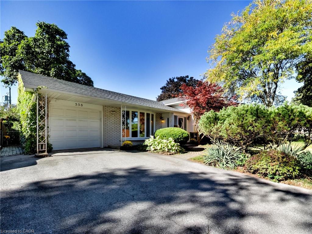 558 Parkside Crescent Property Photo 1