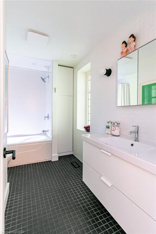 163 Ferrie Street E Property Photo 23