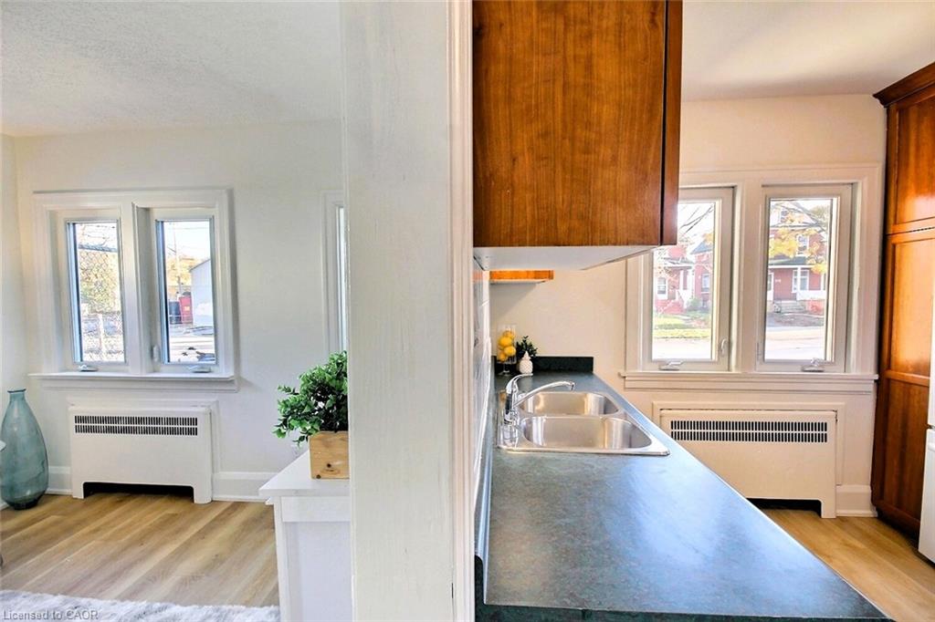 324 Wellington Street N Property Photo 7