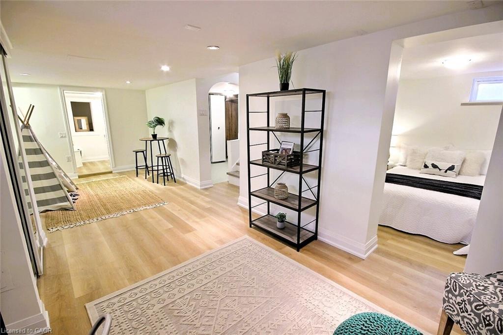 324 Wellington Street N Property Photo 16